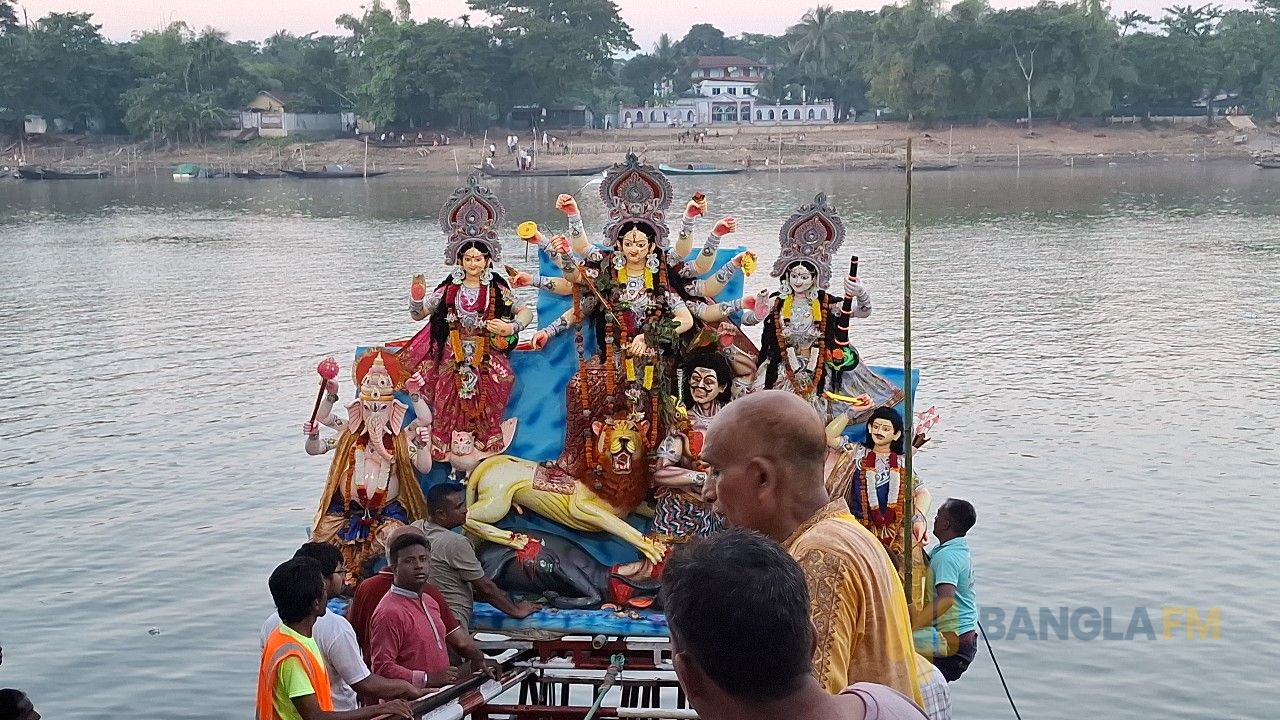 সুনামগঞ্জে শান্তিপূর্ণ পরিবেশে দুর্গাপূজা সম্পন্ন, সুরমা নদীতে প্রতিমা বিসর্জন