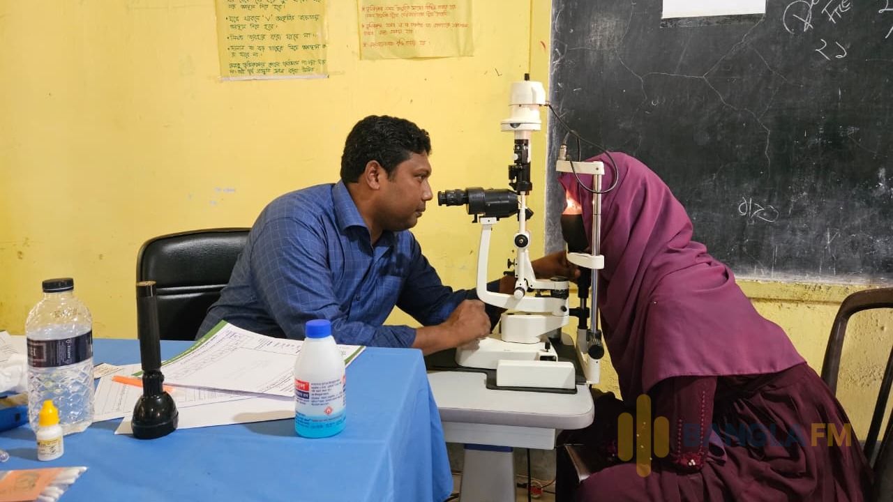 ডোমার চক্ষু হাসপাতালের উদ্যোগে চিলাহাটিতে বিনামূল্যে চক্ষু চিকিৎসা ক্যাম্প
