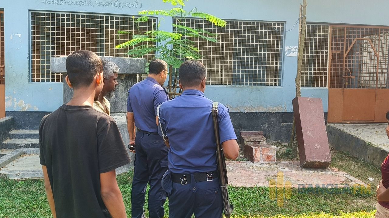 নওগাঁয় বিদ্যালয়ের শহীদ মিনার ভেঙে পড়া নিয়ে ধোঁয়াশা  ‎