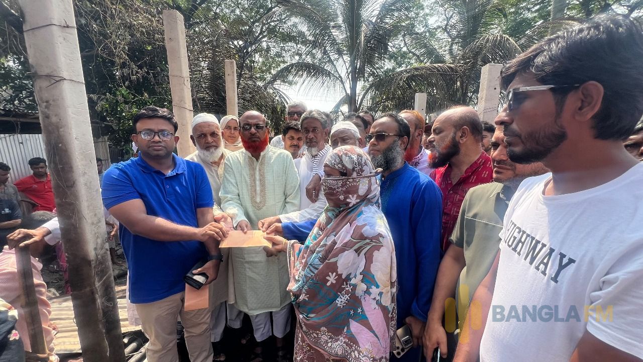 সিরাজদিখানে আগুনে পুড়ল ৫ বসতঘর, ক্ষতিগ্রস্তদের পাশে এমপি ও প্রশাসন ‎