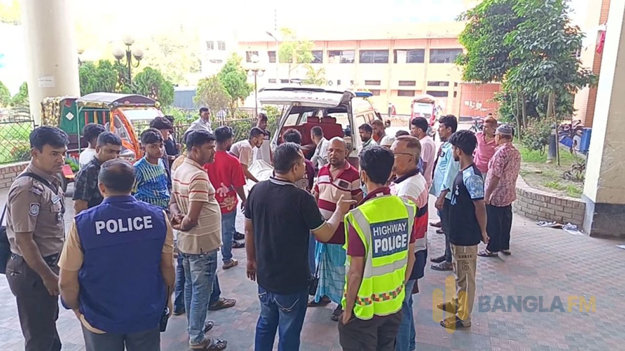 মাদারীপুরে পুলিশের রেকারের সঙ্গে প্রাইভেট কারের ধাক্কা, হোটেল ব্যবসায়ী নিহত