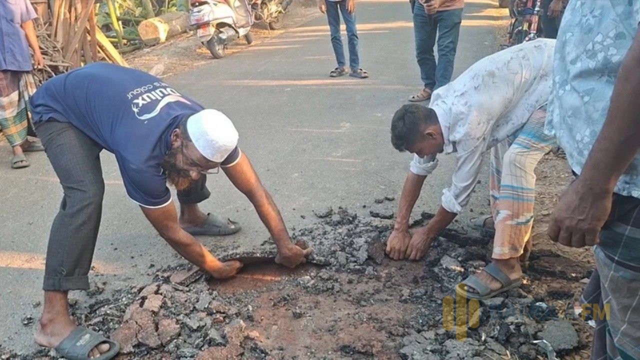 এক মাসও টিকল না কোটি টাকার সড়ক, উঠে যাচ্ছে ঢালাই