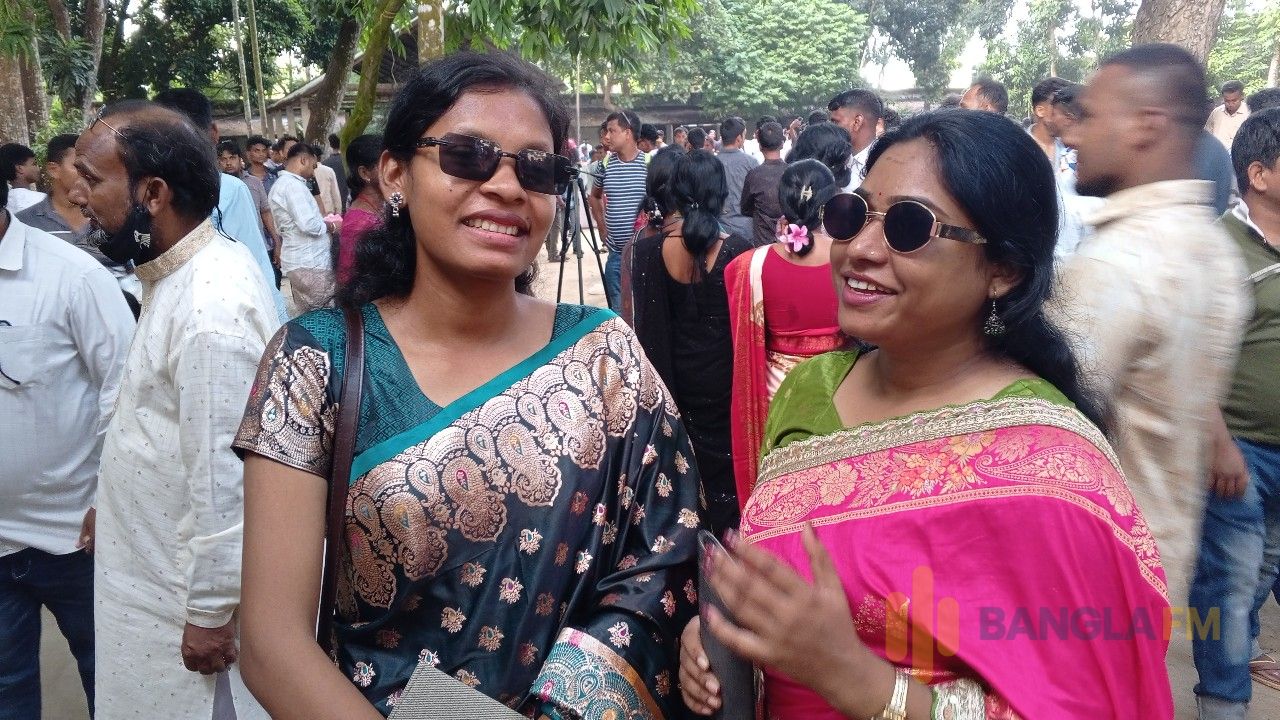 দিনাজপুরের গোলাপগঞ্জের মেলায় আদিবাসী নারী-পুরুষের আলাদা আয়োজন