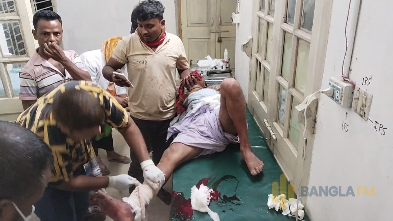 দশমীতে যুবতীকে জোরপূর্বক সিঁদুর পরানো নিয়ে দুপক্ষের সংঘর্ষ, আহত ৫
