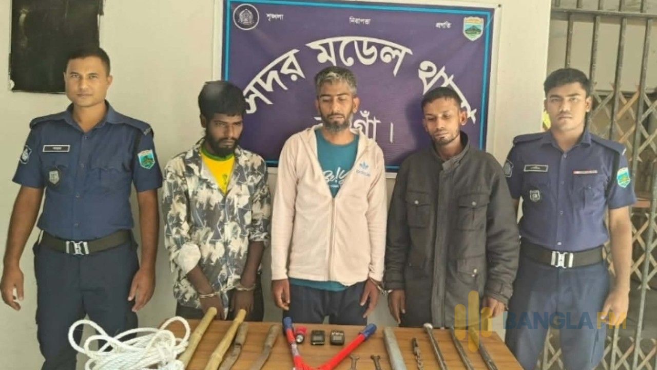 নওগাঁয় সড়কে ডাকাতির প্রস্তুতিকালে দেশীয় অস্ত্রসহ তিনজন আটক