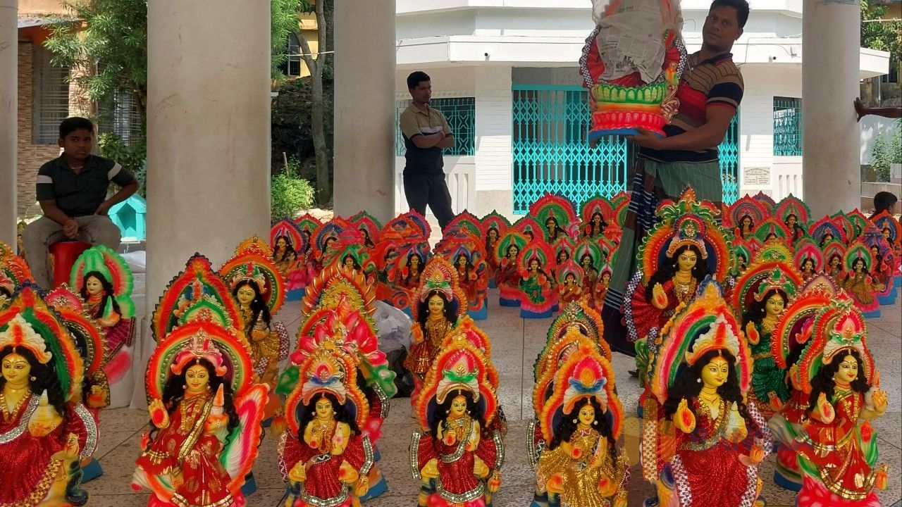 আখাউড়ায় জমে উঠেছে প্রতিমা বিক্রি