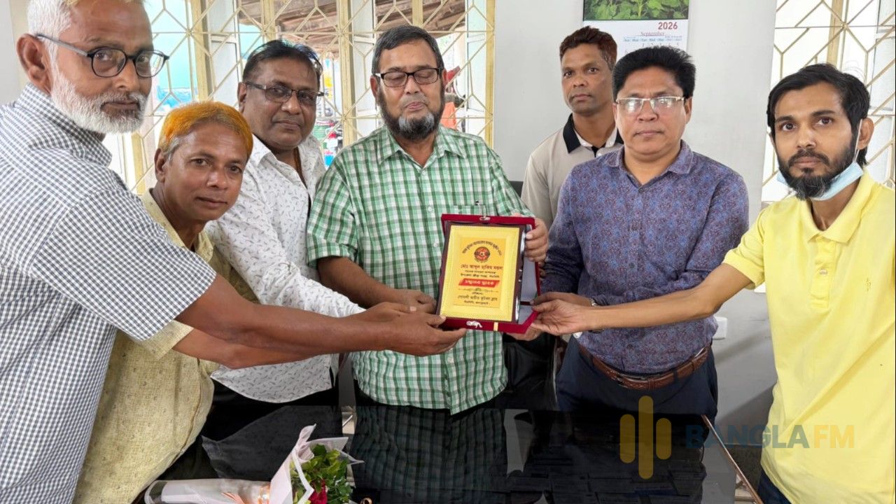 পাঁচবিবিতে সাবেক ফুটবলাররা হাকিম মন্ডলকে ক্রেস্ট ও ফুলের শুভেচ্ছা