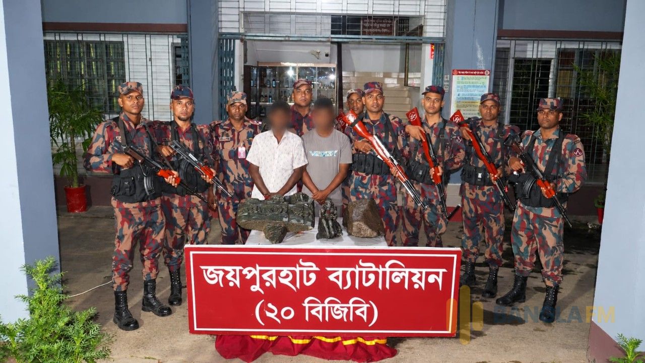 ভারতে পাচারের উদ্দেশ্যে ৮৯ লাখ ১০ হাজার টাকা মূল্যের কষ্টিপাথরের মূর্তি উদ্ধার, আটক ২