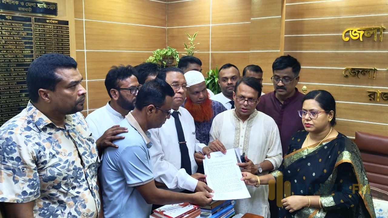 ক‌লেজ ছাত্র রোহান হত্যা: মূল পরিকল্পনাকারীদের গ্রেপ্তারের দাবিতে মানববন্ধন