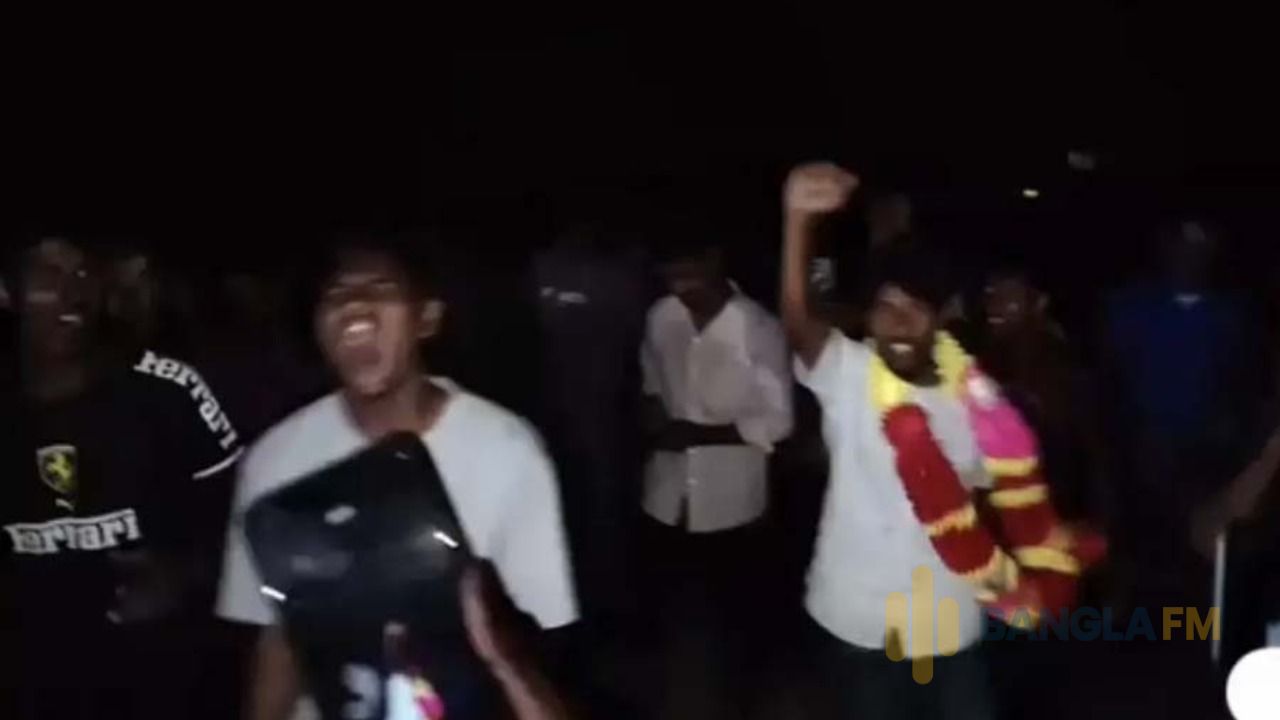 ডিমলায় রাতের আঁধারে ছাত্রলীগের মিছিল, ‘ডিসেম্বরে খেলা হবে’ স্লোগান