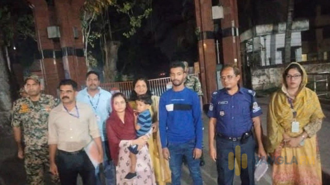 ট্রাভেল পারমিটের মাধ্যমে এক দম্পতি ও তাদের দুই বছর বয়সী সন্তান দেশে ফিরেছেন