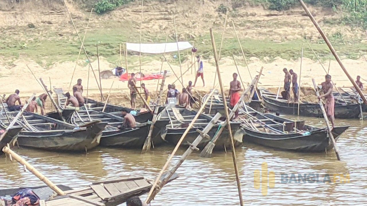 সিলেটের জৈন্তাপুরের বড়গাং নদীতে অবৈধ বালু উত্তোলন, দেখার কেউ নেই