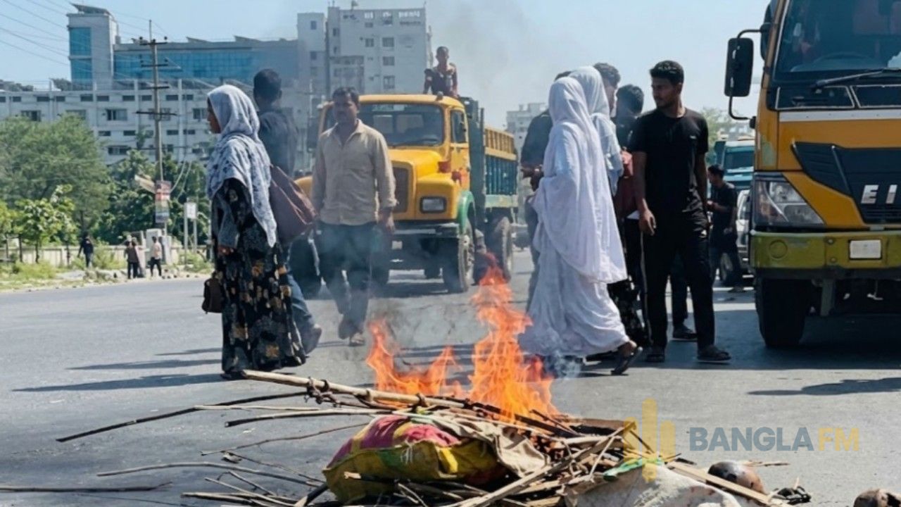 গাজীপুরে ৩০ হাজার টাকা ন্যূনতম বেতনের দাবিতে পোশাকশ্রমিকদের বিক্ষোভ