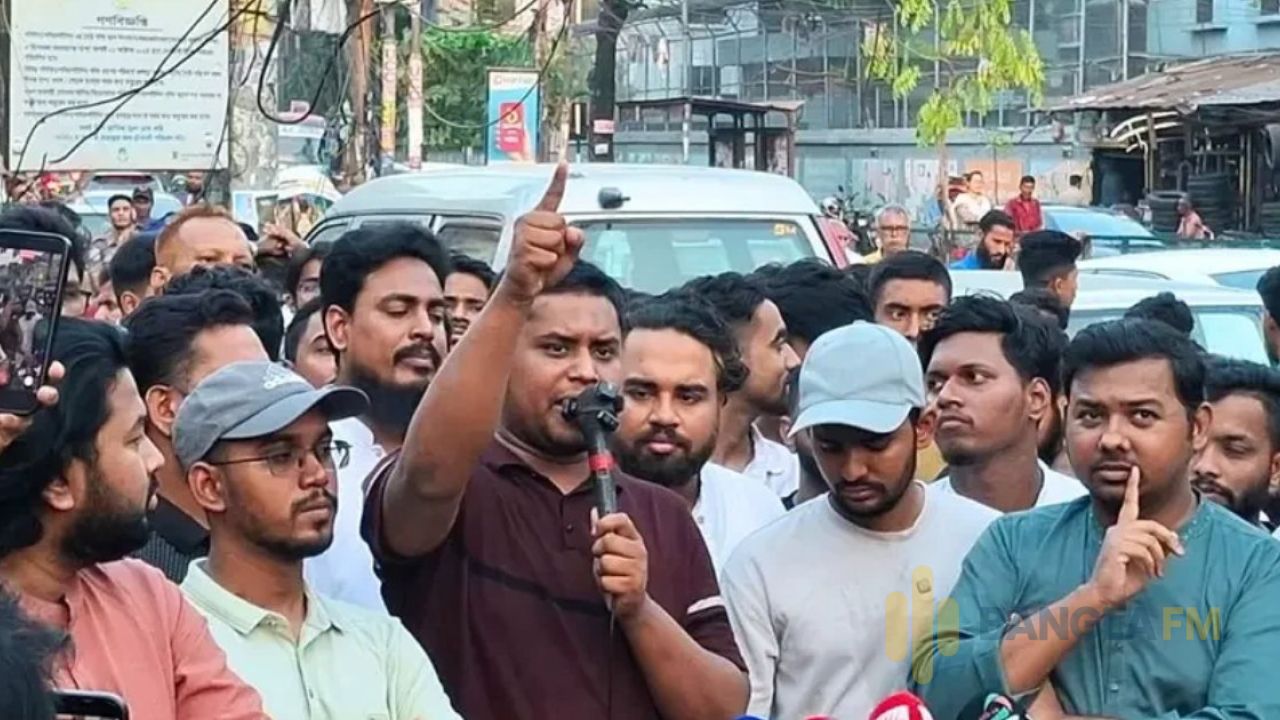 প্রধানমন্ত্রীর আশপাশের লোকজনের পকেটে সবসময় ফিরতি ফ্লাইটের টিকিট থাকে: হাসনাত আবদুল্লাহ