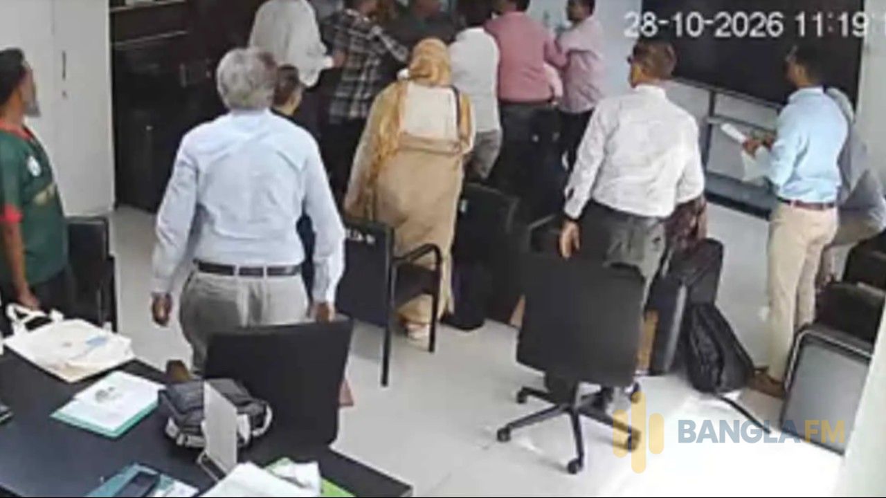 নিজ কার্যালয়ে আইইডিসিআর পরিচালককে মারধর, ড্যাবের বিরুদ্ধে অভিযোগ
