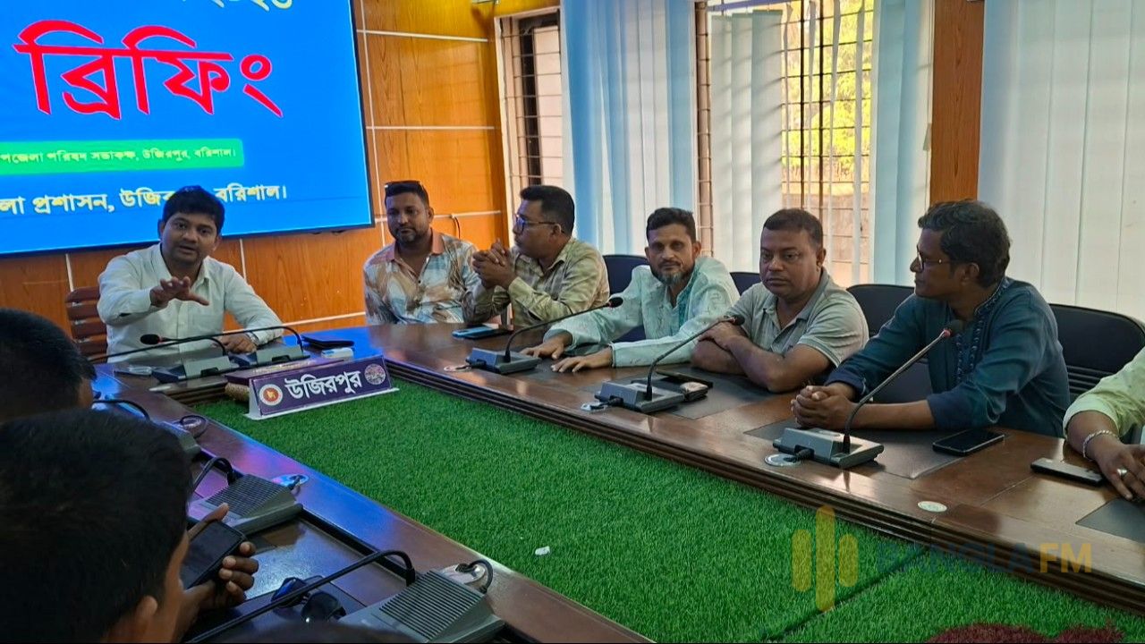 উজিরপুরে নৌকা বাইচ নিয়ে গণমাধ্যমকর্মীদের সঙ্গে ইউএনওর মতবিনিময়