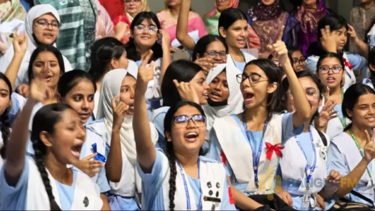 এইচএসসিতে ময়মনসিংহে পাশের হারে এগিয়ে মেয়েরা