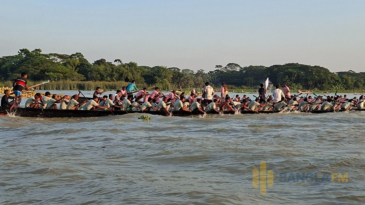 সন্ধ্যা নদীতে ঐতিহ্যবাহী নৌকা বাইচে লাখো মানুষের ঢল: ঢাকা-বরিশাল মহাসড়কে বর্ণিল সাজে সজ্জিত