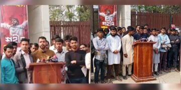 পৃথক সময়ে বেরোবির প্রধান ফটকে সংবাদ সম্মেলন করছে শিবির ও ছাত্রদল।