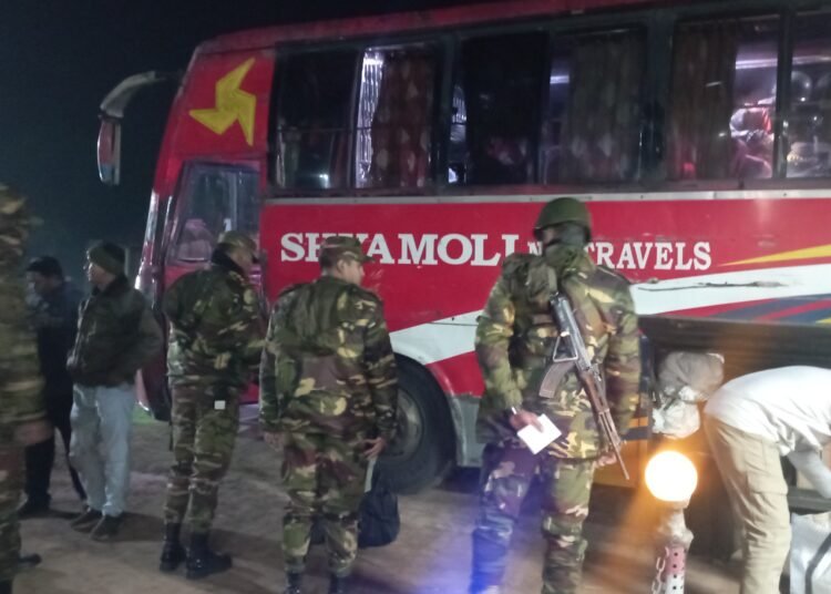 সেনাবাহিনী ও পুলিশের যৌথ চেকপোস্টে তল্লাশি