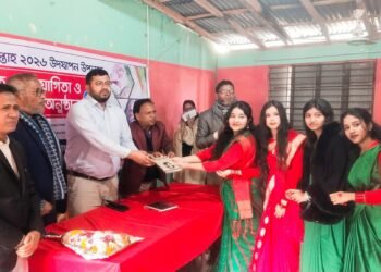 শ্যামনগরে জাতীয় শিক্ষা সপ্তাহ উপলক্ষে আয়োজিত অনুষ্ঠানে বিজয়ীদের হাতে পুরস্কার তুলে দিচ্ছেন উপজেলা সহকারী কমিশনার (ভূমি) মো. রাশেদ হোসাইন।