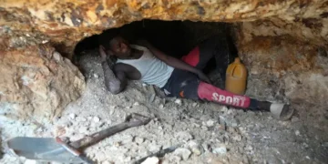 ২০২৪ সালের নভেম্বরে উত্তর-মধ্য নাইজেরিয়ার পাসেলিতে একটি অবৈধ লিথিয়াম খনির স্থানে বিশ্রাম নিচ্ছেন একজন শ্রমিক