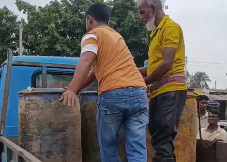 অবৈধভাবে মজুদ জব্দ করা ডিজেল।