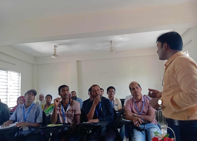 শ্যামনগরে উন্নত জাতের ঘাস চাষ বিষয়ে খামারীদের প্রশিক্ষণ প্রদান করছেন উপজেলা ভেটেনারী সার্জন ডাঃ সুব্রত কুমার বিশ্বাস।