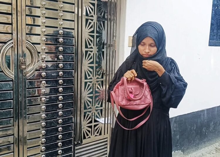 মতলব উত্তরে প্রেমিকের বাড়িতে বিয়ের দাবিতে প্রেমিকার অনশন