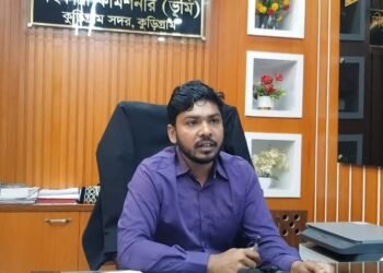 এসিল্যান্ড আরিফ। ২ও ৩. আরাজিপলাশবাড়ি মৌজায় গুচ্ছগ্রাম। বামে বীরপ্রতীক তারামন বিবিকে দেওয়া বাড়ি ( সাইনবোর্ড যুক্ত)