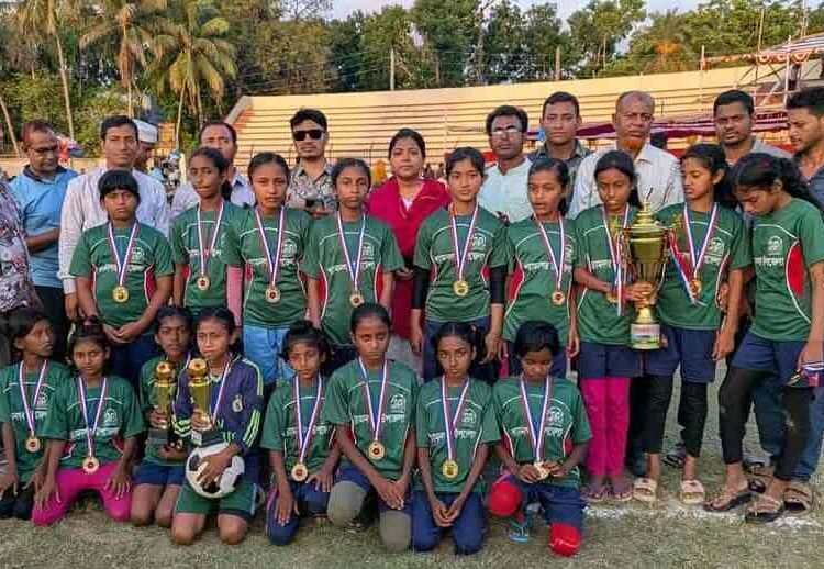 প্রাথমিক বিদ্যালয় গোল্ডকাপ ফুটবল টুর্নামেন্টে বালিকা দল জেলা চ্যাম্পিয়ন শ্যামনগরের মীরগাঙ প্রাইমারী প্রাথমিক বিদ্যালয়।