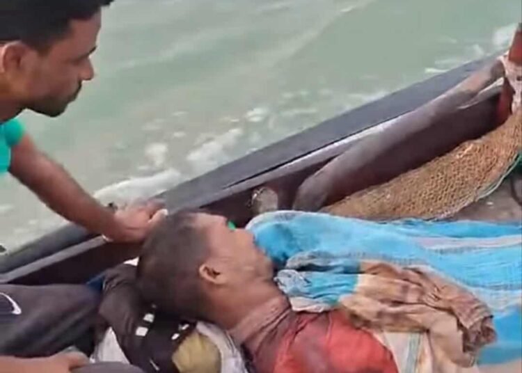 সুন্দরবন সাতক্ষীরারেঞ্জে বাঘের আক্রমনে আহত বাবলু গাজী।