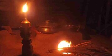 তীব্র লোডশেডিংয়ে কুপি বাতির আলোয় ফিরছে গ্রামবাংলার পুরোনো স্মৃতি