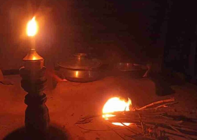 তীব্র লোডশেডিংয়ে কুপি বাতির আলোয় ফিরছে গ্রামবাংলার পুরোনো স্মৃতি