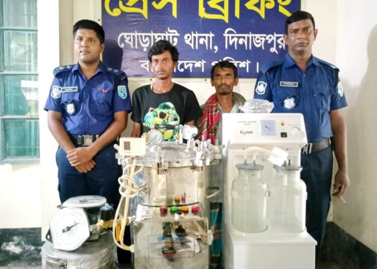 ক্যাপশনঃ মা ও শিশু স্বাস্থ্যকল্যাণ কেন্দ্রে চুরির সাথে জড়িত গ্রেপ্তার ২ জন ও চুরি হওয়া মালামাল।
