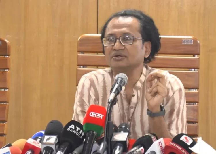 পিআইডি সম্মেলন কক্ষে প্রধানমন্ত্রীর তথ্য ও সম্প্রচার উপদেষ্টা ডা. জাহেদ উর রহমান।