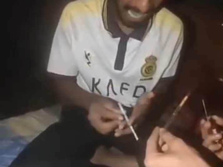 প্রকাশ্যে মাদক সেবন