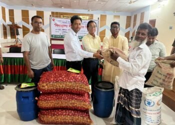 সালথায় কৃষকদের মাঝে বিনামূল্যে বীজ ও সার বিতরণ