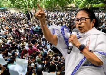 ‘ককরোচ জনতা পার্টির’ আন্দোলনে যোগ দেয়ার ঘোষণা তৃণমূল নেত্রী মমতার