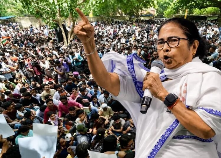 ‘ককরোচ জনতা পার্টির’ আন্দোলনে যোগ দেয়ার ঘোষণা তৃণমূল নেত্রী মমতার