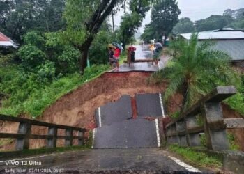 পাহাড়ি ঢলে সড়ক ধস, হেঁটে পারাপার ঝুঁকি নিয়ে