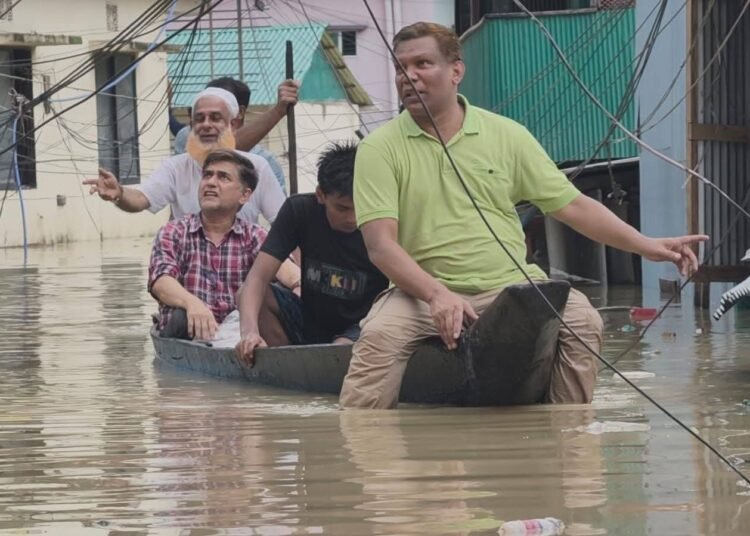 বান্দরবানে বন্যাদুর্গতদের পাশে বিএনপি নেতা জাবেদ রেজা, মানবিক সহায়তা বিতরণ