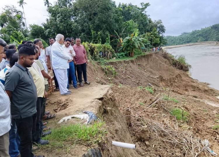 বান্দরবানে নদী ভাঙ্গন পরিদর্শন করলেন সাংসদ সাচিং প্রু জেরী