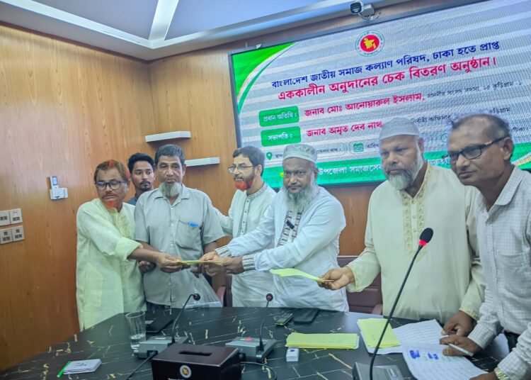ভূরুঙ্গামারীতে ৩০ অসচ্ছল ব্যক্তির মাঝে ৩ লাখ টাকার অনুদানের চেক বিতরণ