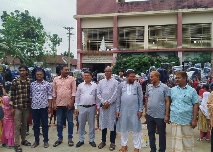 হরিপুরে শিক্ষার্থীদের মাঝে স্কুল ব্যাগ ও ফুটবল বিতরণ