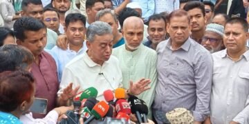 চট্টগ্রামে পানিবন্দী মানুষের পাশে অর্থমন্ত্রী আমীর খসরু মাহমুদ চৌধুরী