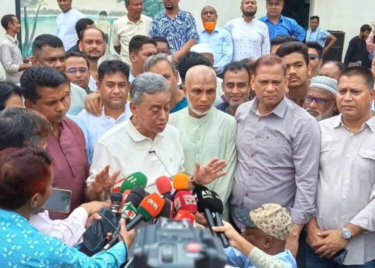 চট্টগ্রামে পানিবন্দী মানুষের পাশে অর্থমন্ত্রী আমীর খসরু মাহমুদ চৌধুরী