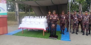 শ্যামনগর নীলডমুর ১৭ বিজিবির উদ্যোগে ত্রাণ সহায়তা বিতরণ