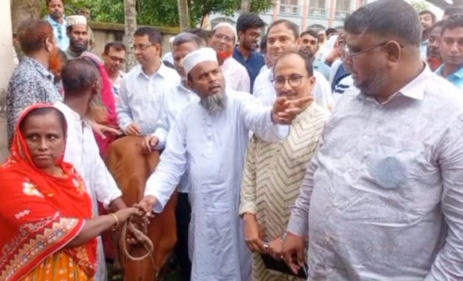 প্রান্তিক জনগোষ্ঠীর জীবনমান উন্নয়নে জয়পুরহাটে গবাদি পশু বিতরণ