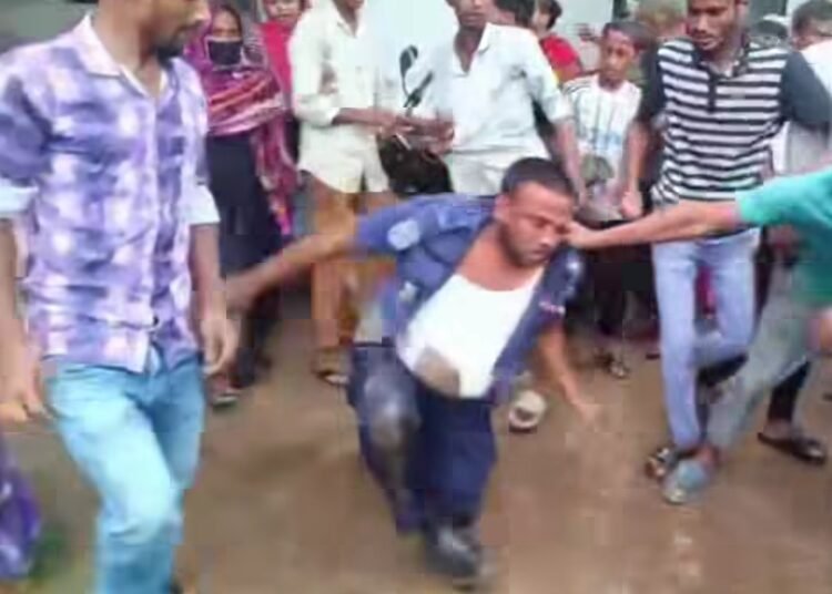 বরিশালে আসামী মৃত্যুর গুজবে থানায় হামলা, ৬ পুলিশ সদস্য আহত